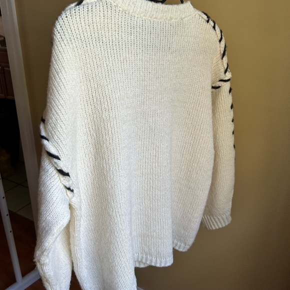 White and black sweater - Picture 2 of 3